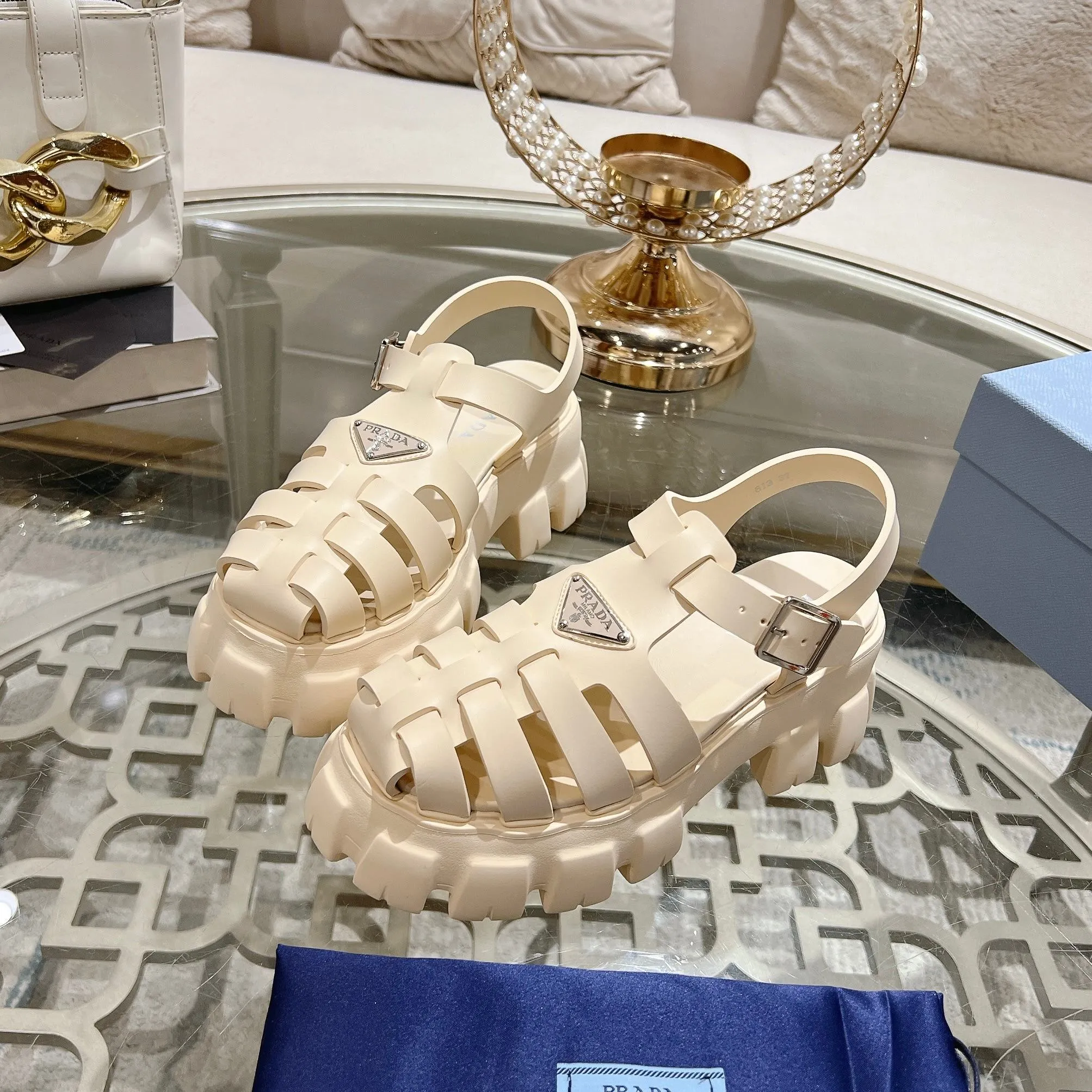 👟👟Ex-factory price 440👟👟 Prada's new spring and summer sawtooth Roman thick-soled rubber sandals, retro, fashionable and avant-garde gear teeth 55mm, thick-soled soles with rubber uppers, making the whole pair of shoes light and comfortable, bright colors, satisfying a variety of choices for fashionable people with different styles! The iconic metal triangle logo is paired with the shape of ancient beach sandals. Every design element is fashionable! Code number 35-40
